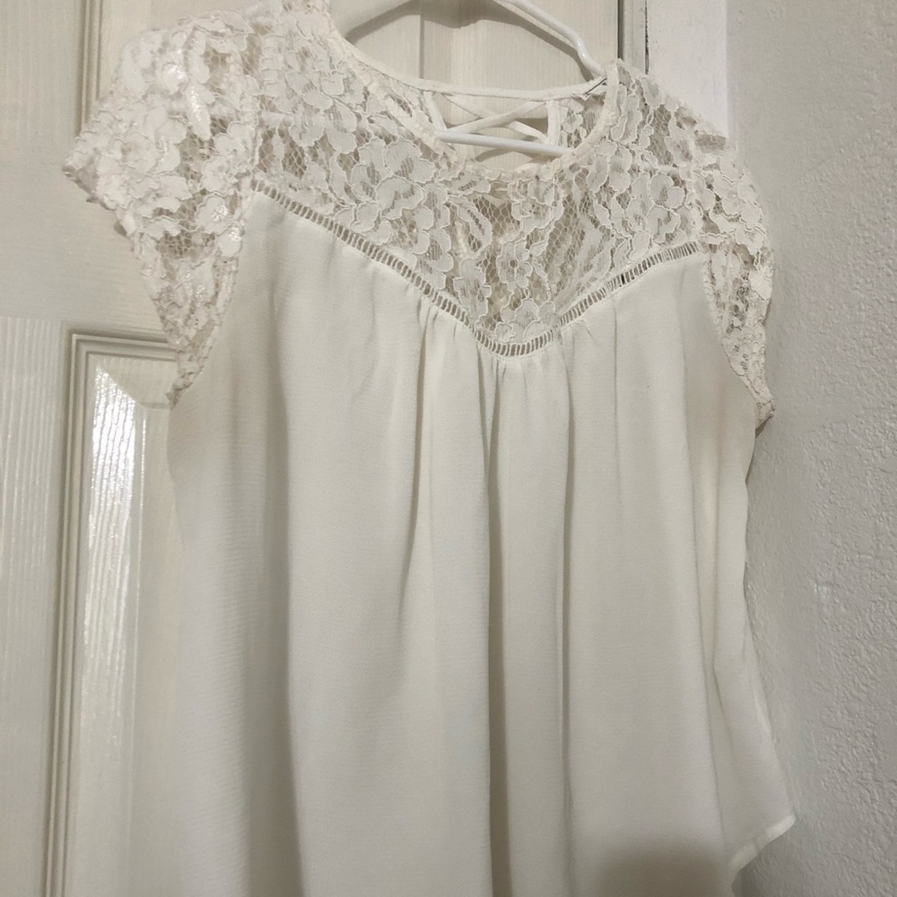 Cute blouse 🍁 - Picture 3 of 3